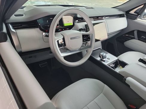Used 2024 Land Rover Range Rover SV AWD/4WD image 6