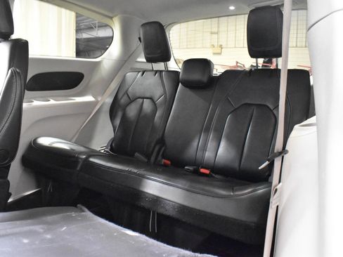 Used 2023 Chrysler Pacifica Touring-L FWD image 5