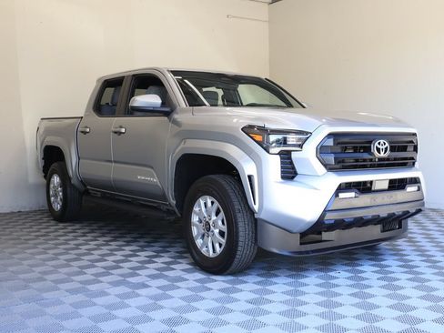 Used 2024 Toyota Tacoma SR5 AWD/4WD image 6