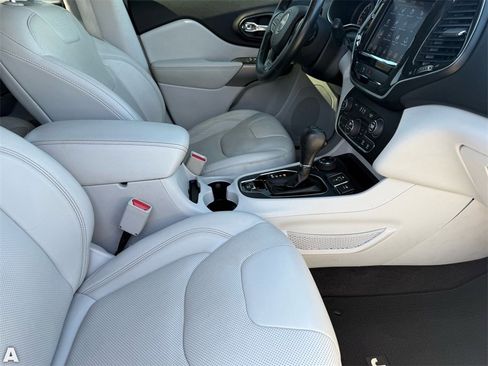 Used 2019 Jeep Cherokee Limited w/ Luxury Group image 30