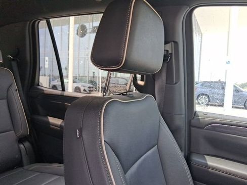 Used 2024 GMC Yukon SLT w/ SLT Luxury Package RWD image 19