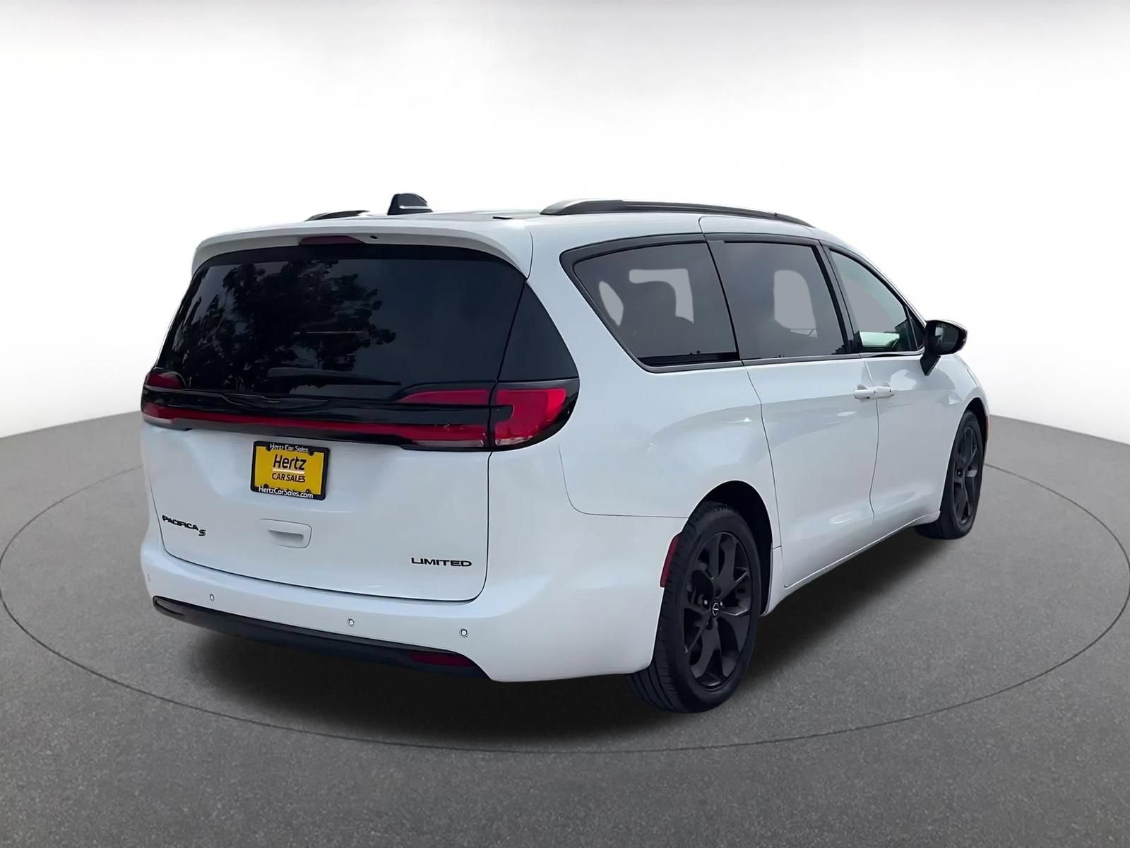 Used 2025 Chrysler Pacifica Limited FWD image 13