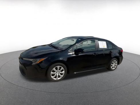 Used 2025 Toyota Corolla LE FWD image 6