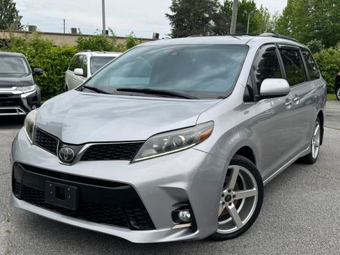 Used 2018 Toyota Sienna SE Premium w/ Carpet Mat Package FWD image 3