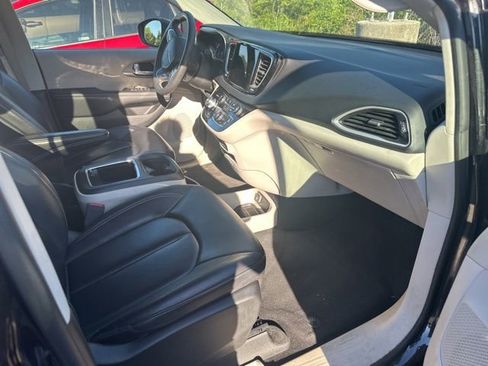 Used 2023 Chrysler Pacifica Touring-L FWD image 9