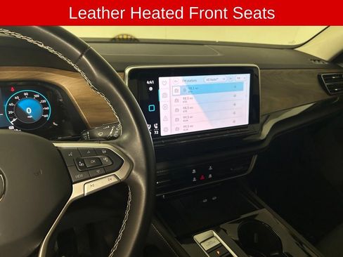 Used 2025 Volkswagen Atlas SE AWD/4WD image 3