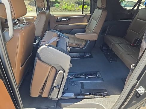 Used 2025 Chevrolet Suburban High Country AWD/4WD image 53