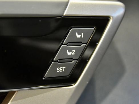 Used 2022 Toyota Tundra Limited w/ Power Package AWD/4WD image 14