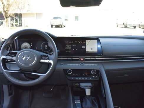 Used 2025 Hyundai Elantra SEL image 33