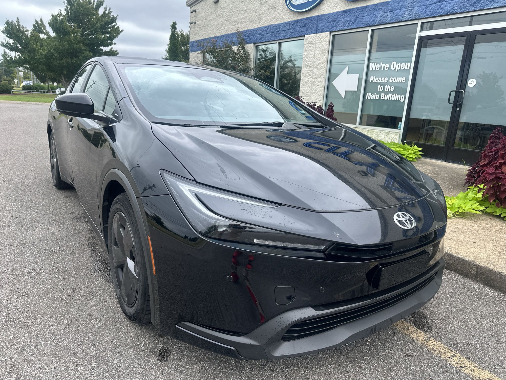Used 2025 Toyota Prius LE FWD image 2