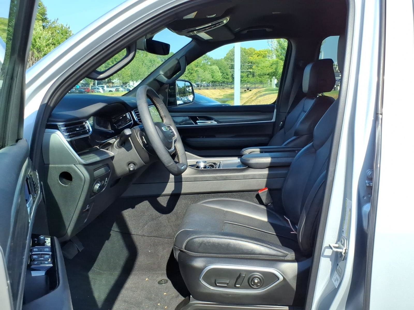 Used 2023 Jeep Wagoneer Series II AWD/4WD image 11