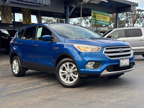 Used 2017 Ford Escape SE FWD image 2
