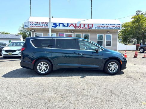 Used 2023 Chrysler Pacifica Touring-L FWD image 3