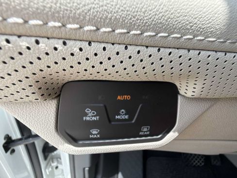 Used 2025 Volkswagen Atlas SE AWD/4WD image 17