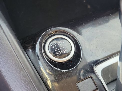 Used 2021 Nissan Versa SV FWD image 28
