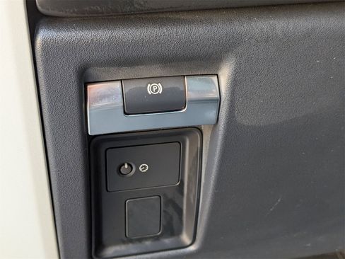 Used 2023 Land Rover Defender 90 S image 17