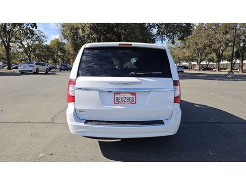 Used 2015 Chrysler Town & Country Touring image 6