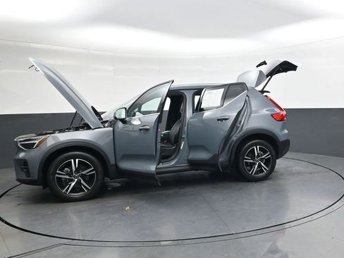 Used 2023 Volvo XC40 B4 Plus image 42