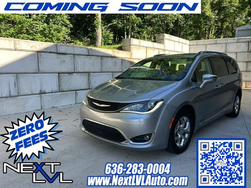 Used 2018 Chrysler Pacifica Limited FWD image 1