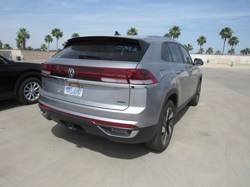 Used 2025 Volkswagen Atlas Cross Sport SE image 3