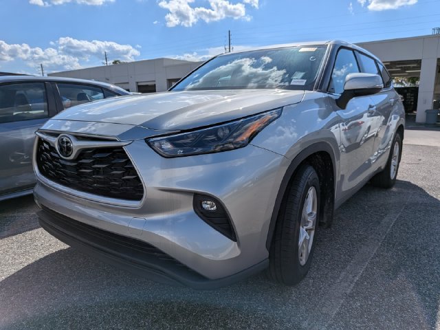 Used 2024 Toyota Highlander LE AWD/4WD image 2