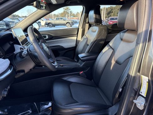 Certified 2023 Jeep Compass Latitude image 12