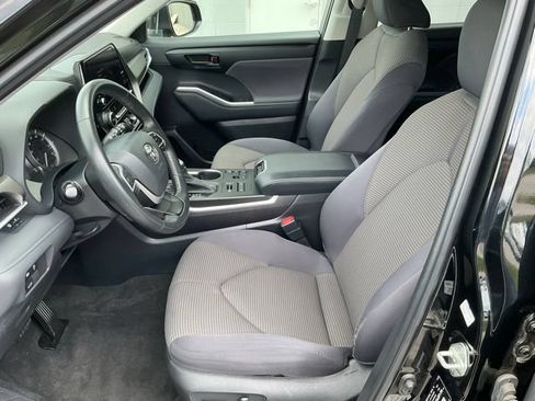 Used 2023 Toyota Highlander LE AWD/4WD image 12