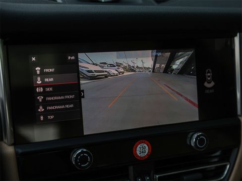 Used 2025 Porsche Macan image 22