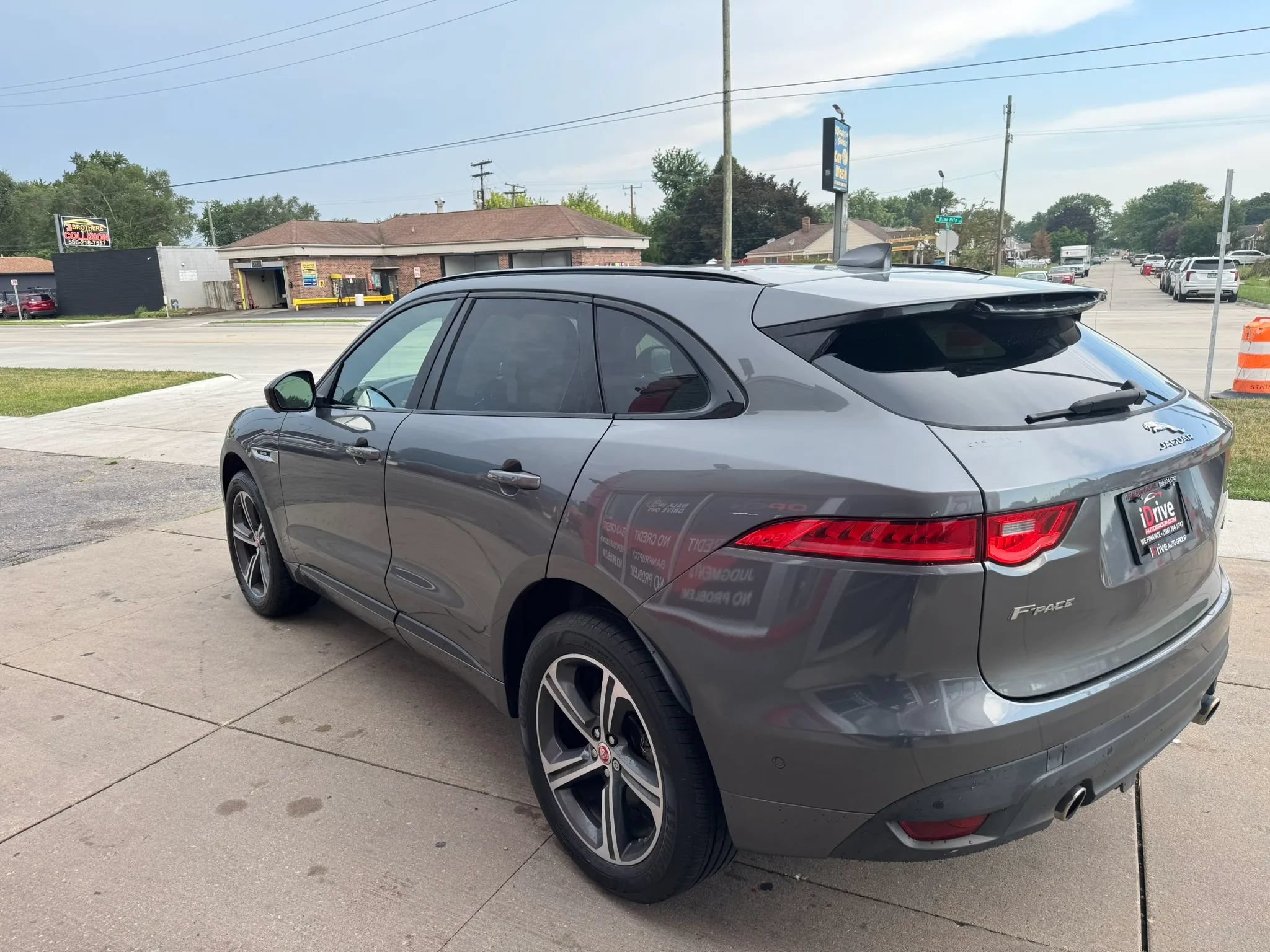 Used 2017 Jaguar F-PACE R-Sport AWD/4WD image 5