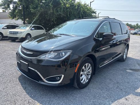 Used 2017 Chrysler Pacifica Touring-L FWD image 9