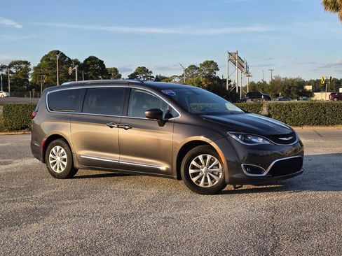 Used 2019 Chrysler Pacifica Touring-L image 1