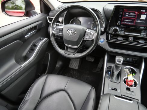 Used 2022 Toyota Highlander XLE AWD/4WD image 10