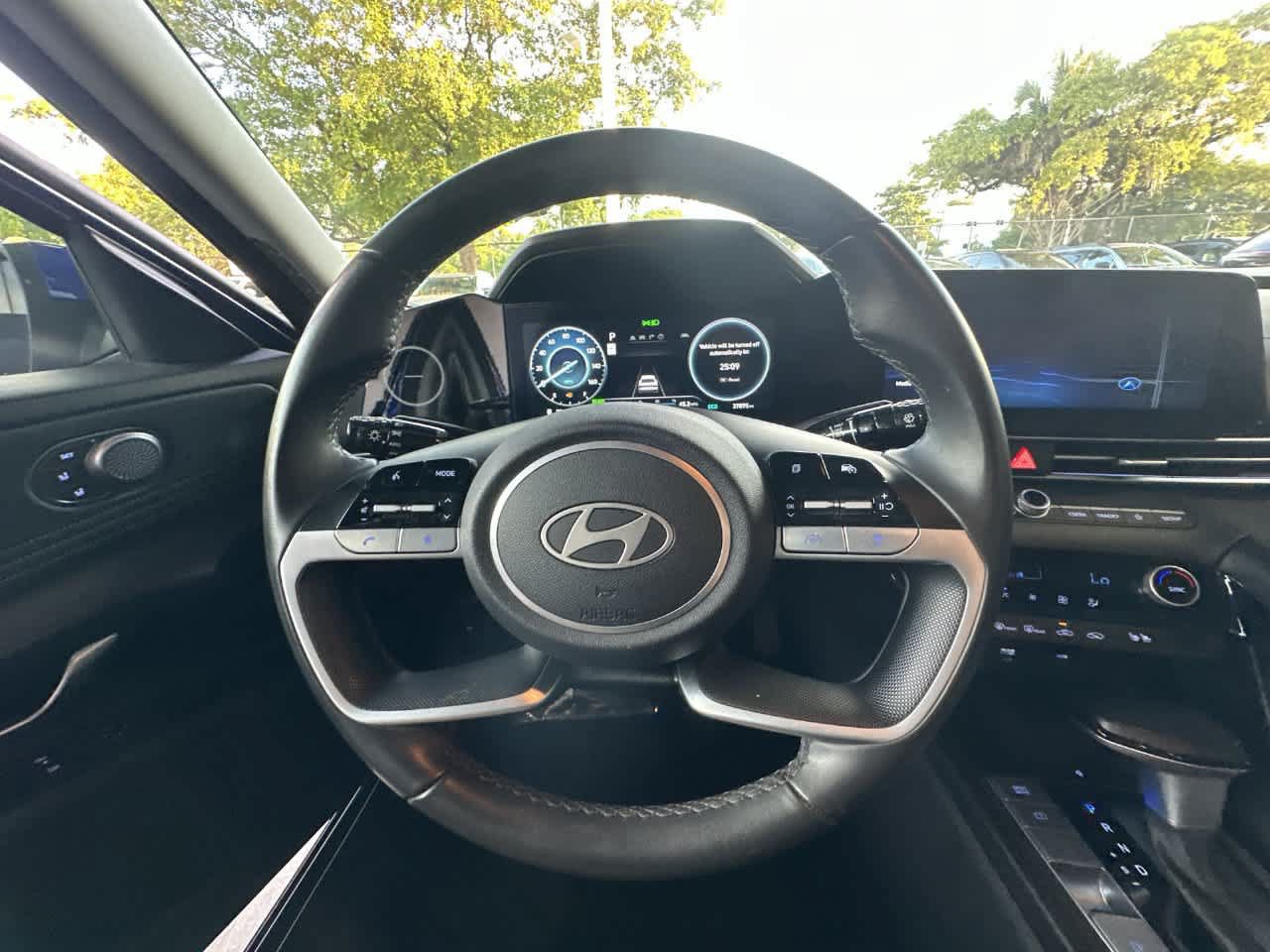 Used 2025 Hyundai Elantra Limited FWD image 15