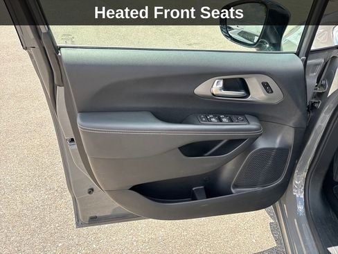 Used 2025 Chrysler Pacifica Select FWD image 13