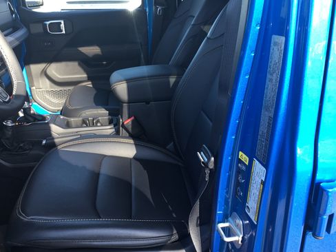 Used 2025 Jeep Gladiator Sport w/ Premium Package image 15