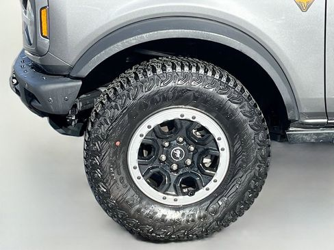 Used 2024 Ford Bronco Badlands image 32