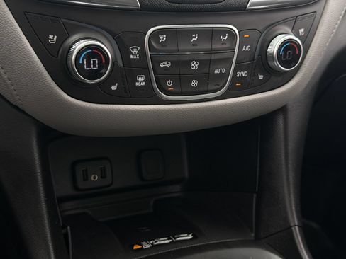 Used 2018 Chevrolet Equinox Premier FWD image 20