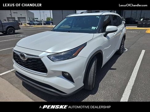 Used 2023 Toyota Highlander XLE FWD image 1
