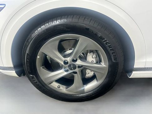 Used 2026 Genesis GV70 2.5T Advanced AWD/4WD image 32