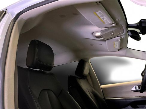 Used 2024 Chrysler Pacifica Touring-L image 27