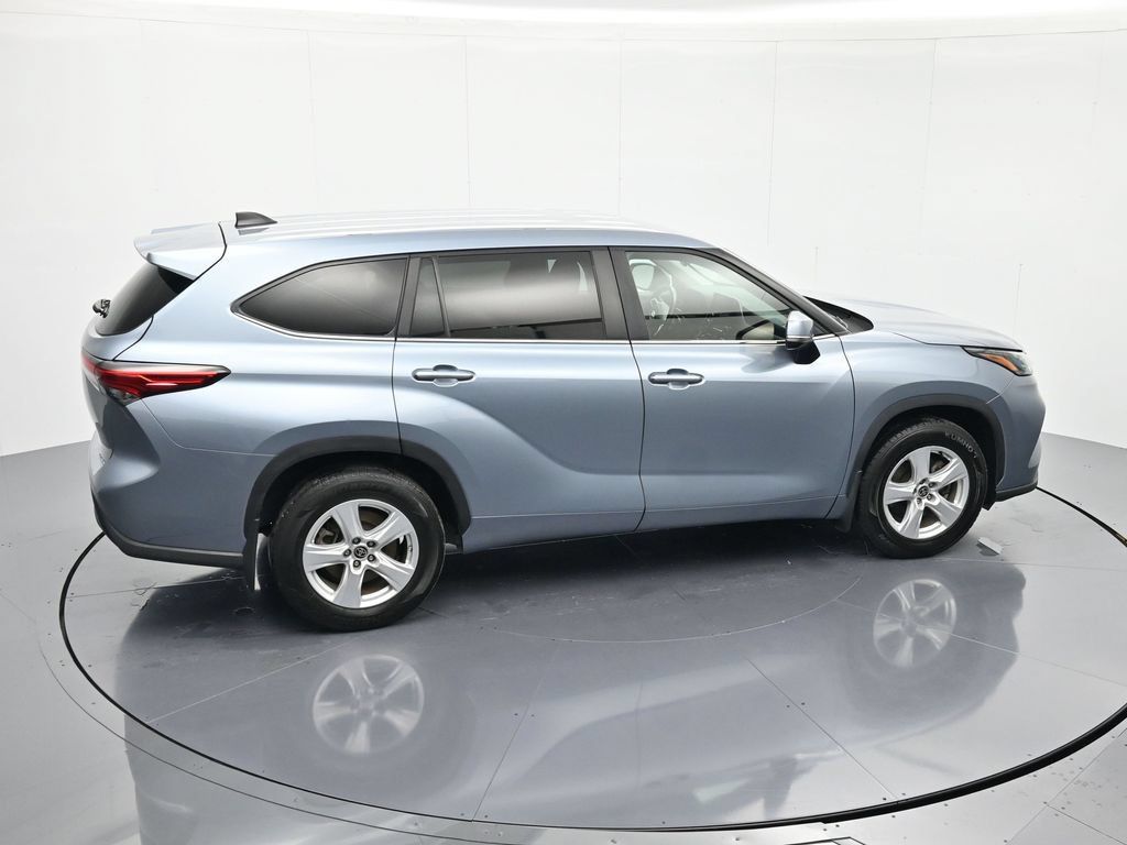 Used 2023 Toyota Highlander LE AWD/4WD image 31