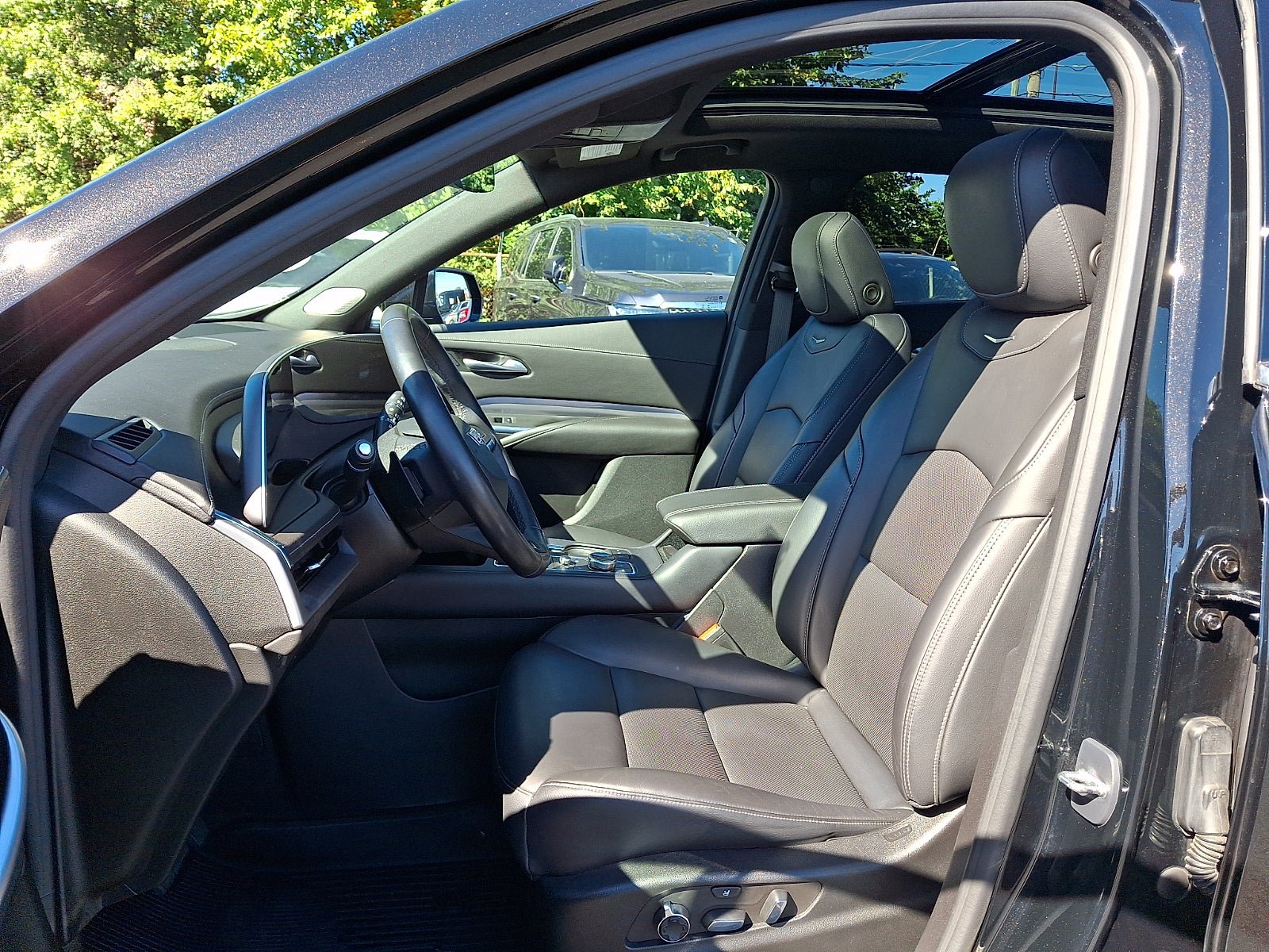 Certified 2024 Cadillac XT4 Premium Luxury AWD/4WD image 17