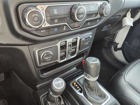 Used 2023 Jeep Wrangler Unlimited Sahara AWD/4WD image 19