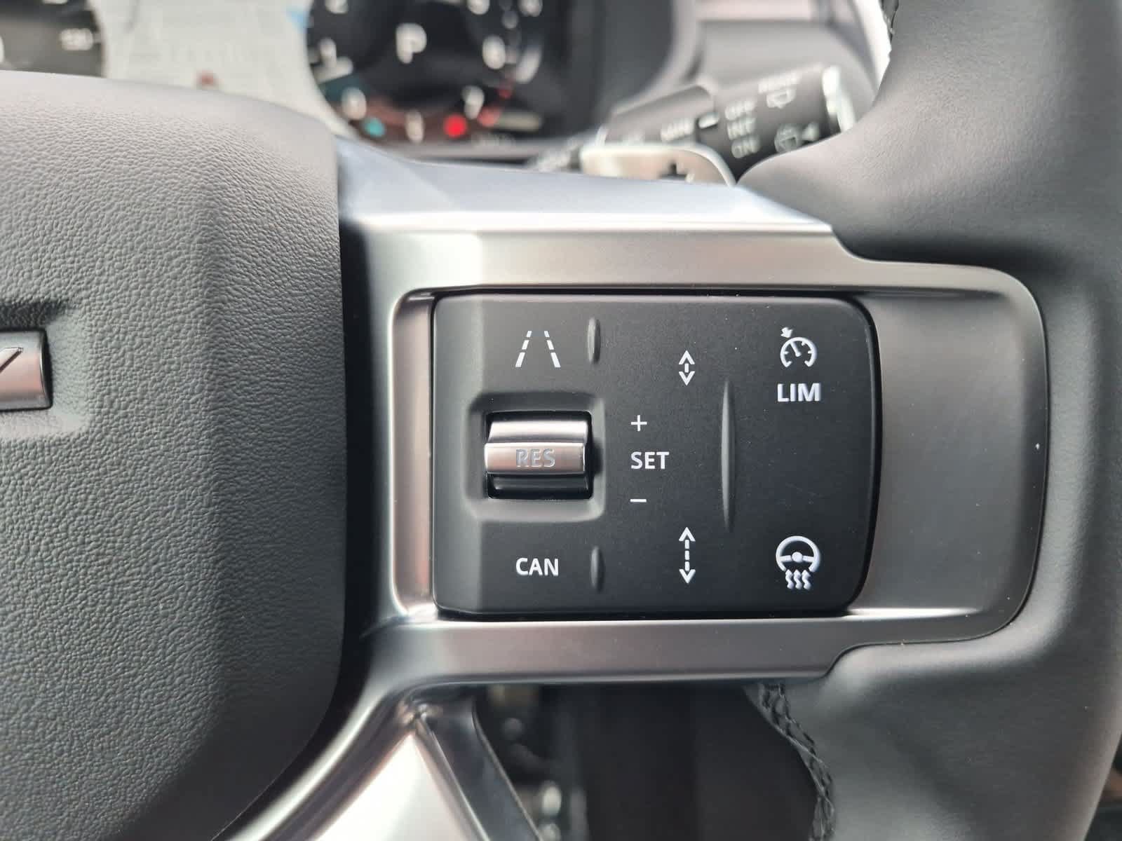 Certified 2025 Land Rover Discovery Dynamic SE AWD/4WD image 28