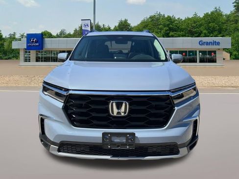 Used 2025 Honda Pilot Touring image 3