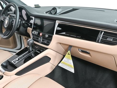 Certified 2025 Porsche Macan image 24