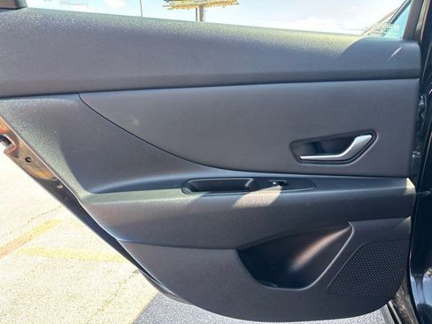 Used 2024 Hyundai Elantra Limited image 19