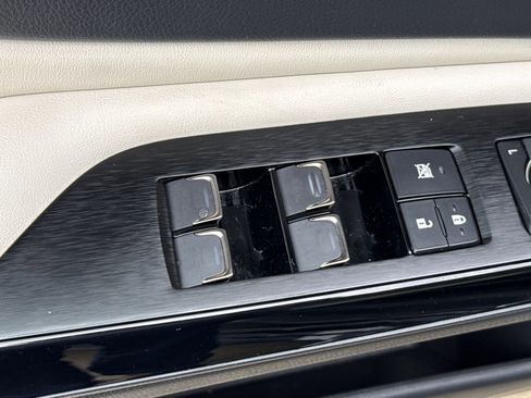 Used 2025 Lexus ES 300h w/ Premium Package FWD image 13