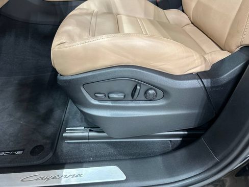 Used 2024 Porsche Cayenne AWD/4WD image 11