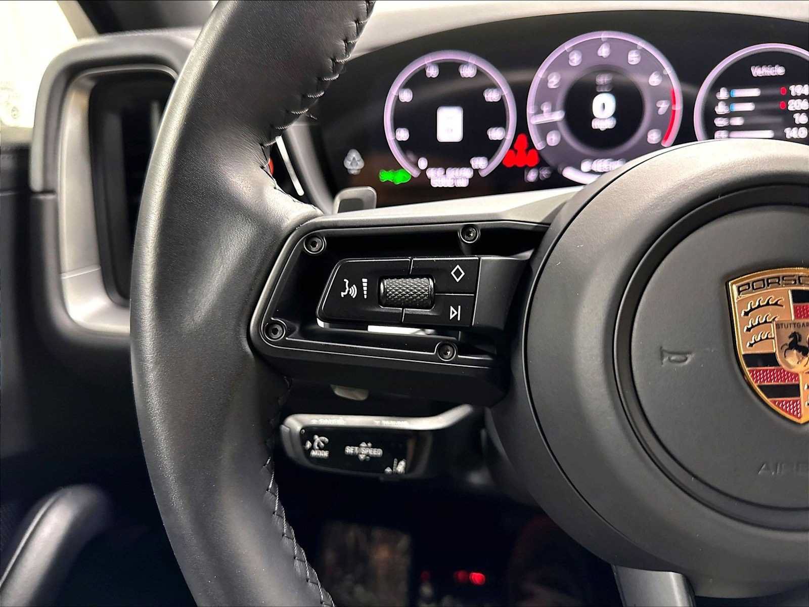 Used 2025 Porsche Cayenne Coupe AWD/4WD image 21